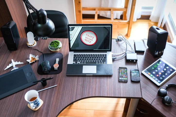 Bureau en computer voor thuiswerken